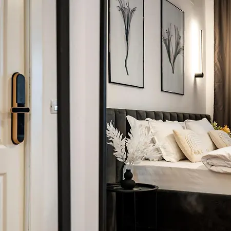 The Black Orchid - Balcony, Near Old Town *