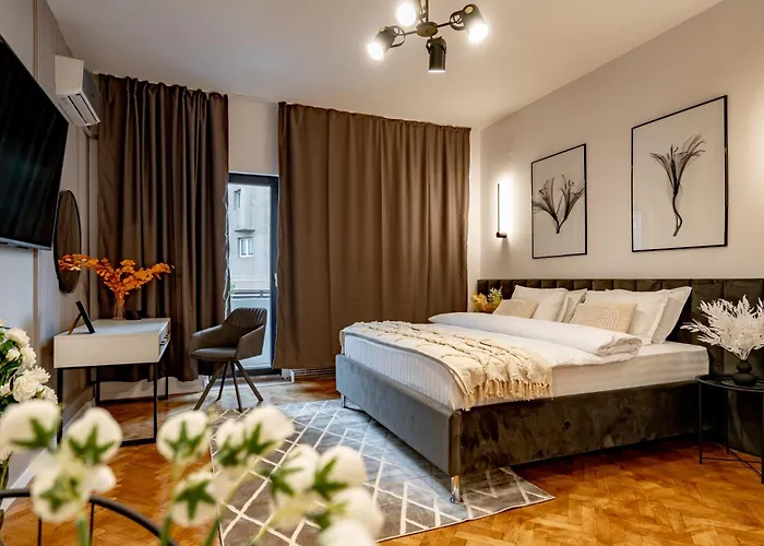 The Black Orchid - Balcony, Near Old Town *