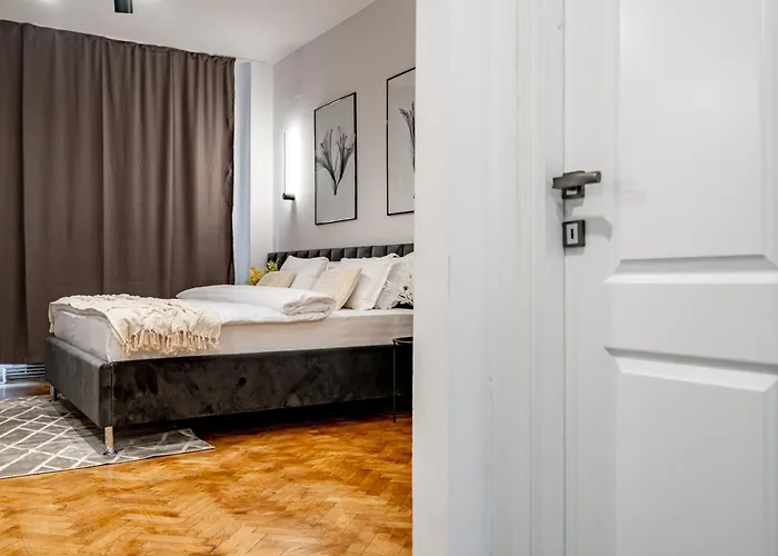 The Black Orchid - Balcony, Near Old Town *