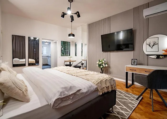 The Black Orchid - Balcony, Near Old Town Apartmán