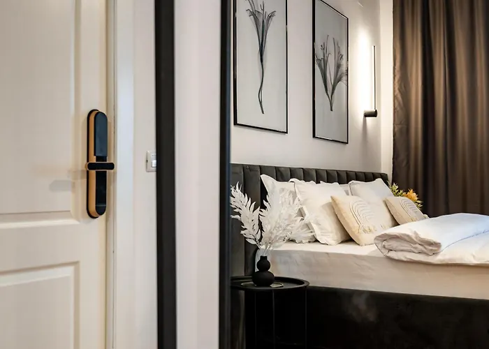 The Black Orchid - Balcony, Near Old Town *