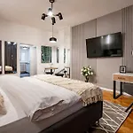 The Black Orchid - Balcony, Near Old Town 아파트