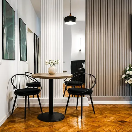 Apartament The Black Orchid - Balcony, Near Old Town Bucureşti